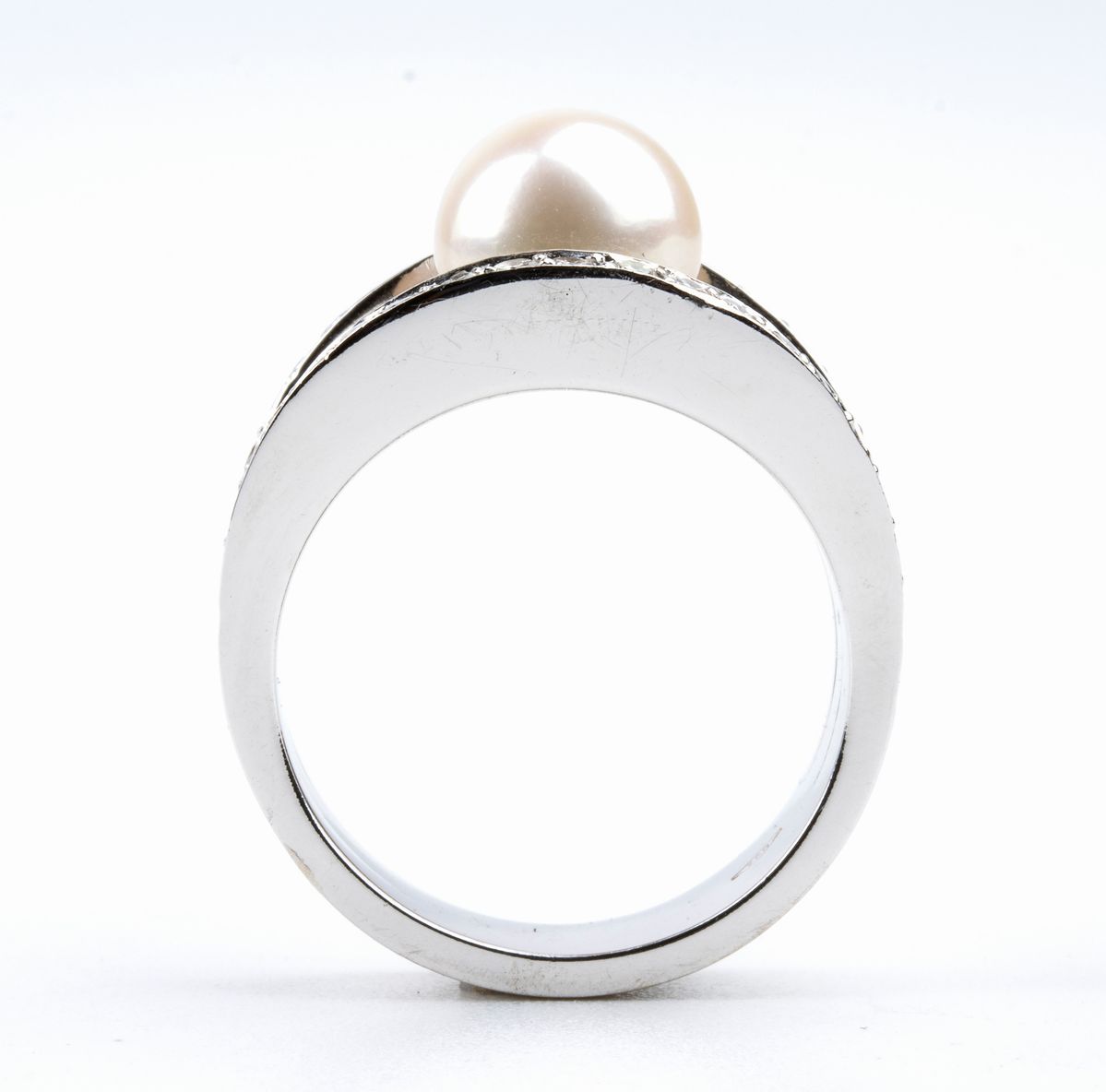 ASCIONE: anello in oro con rubini, diamanti e perla