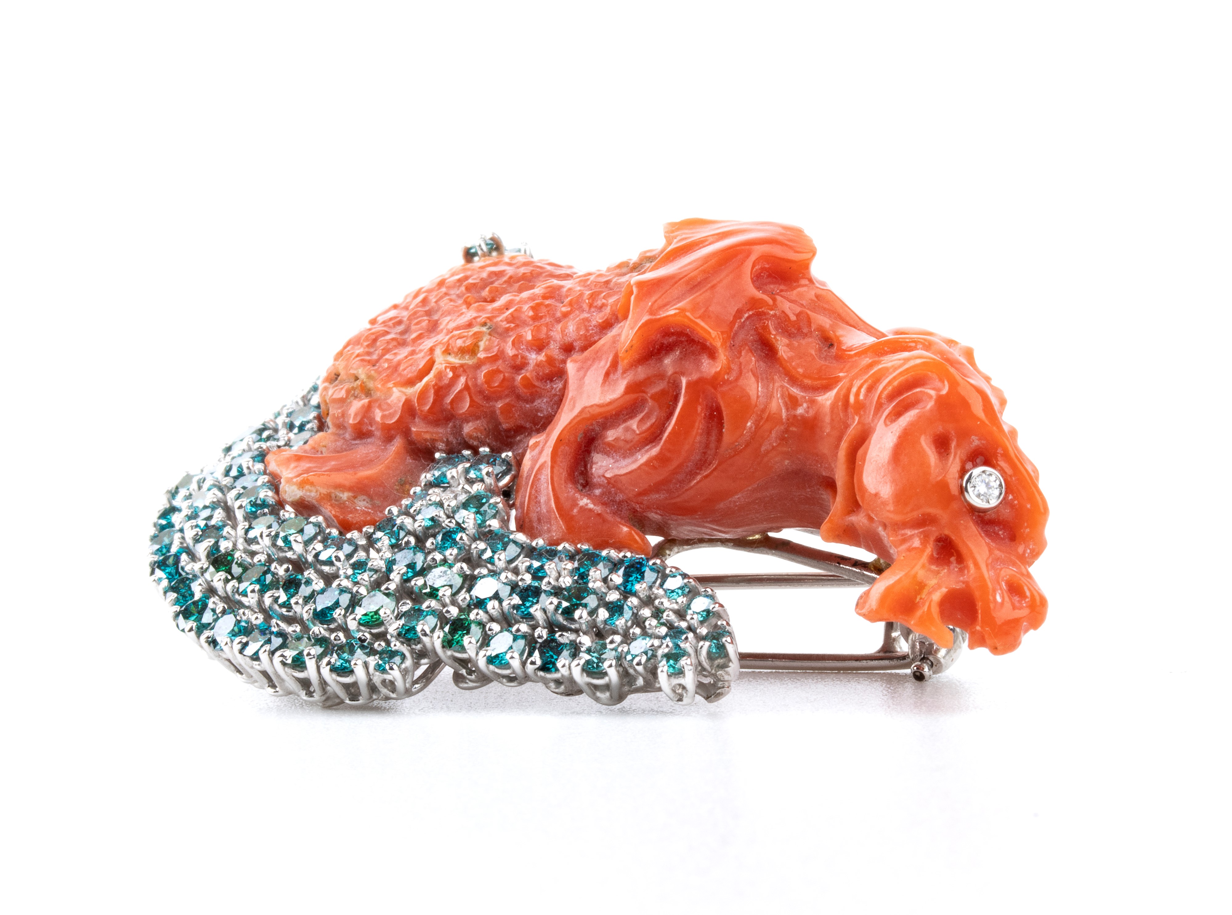 Spilla in oro, corallo cerasuolo e diamanti blu