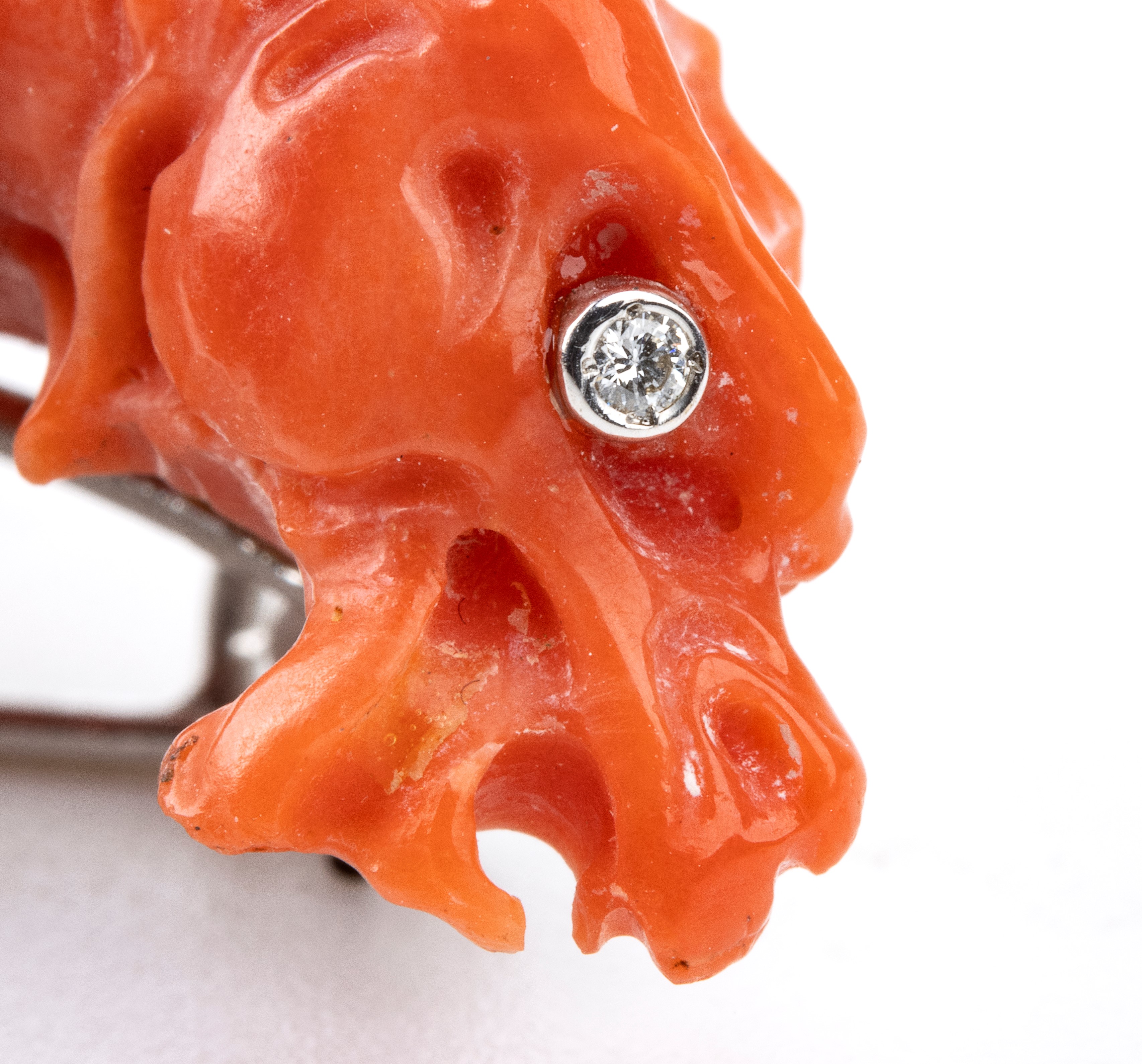 Spilla in oro, corallo cerasuolo e diamanti blu