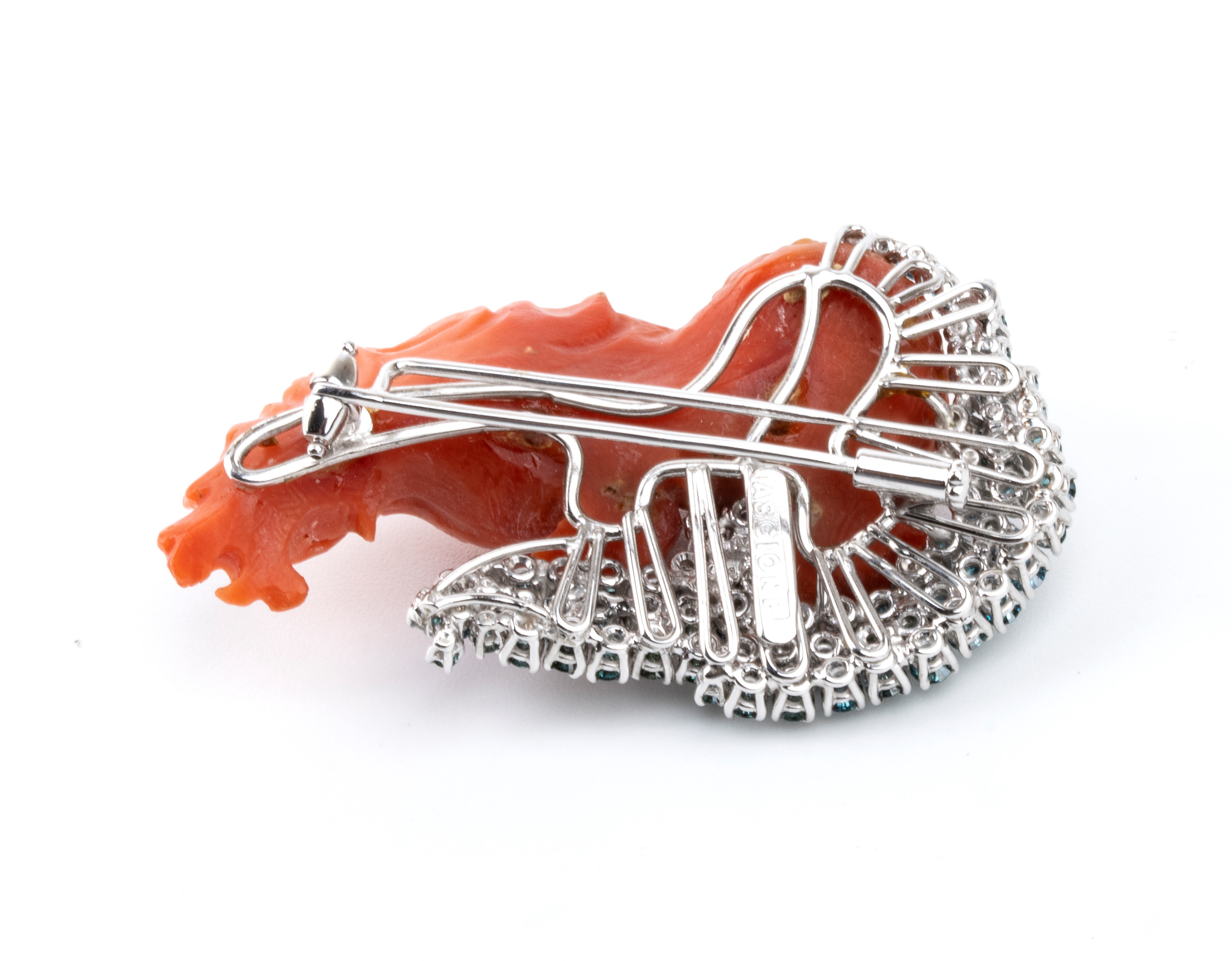 Spilla in oro, corallo cerasuolo e diamanti blu