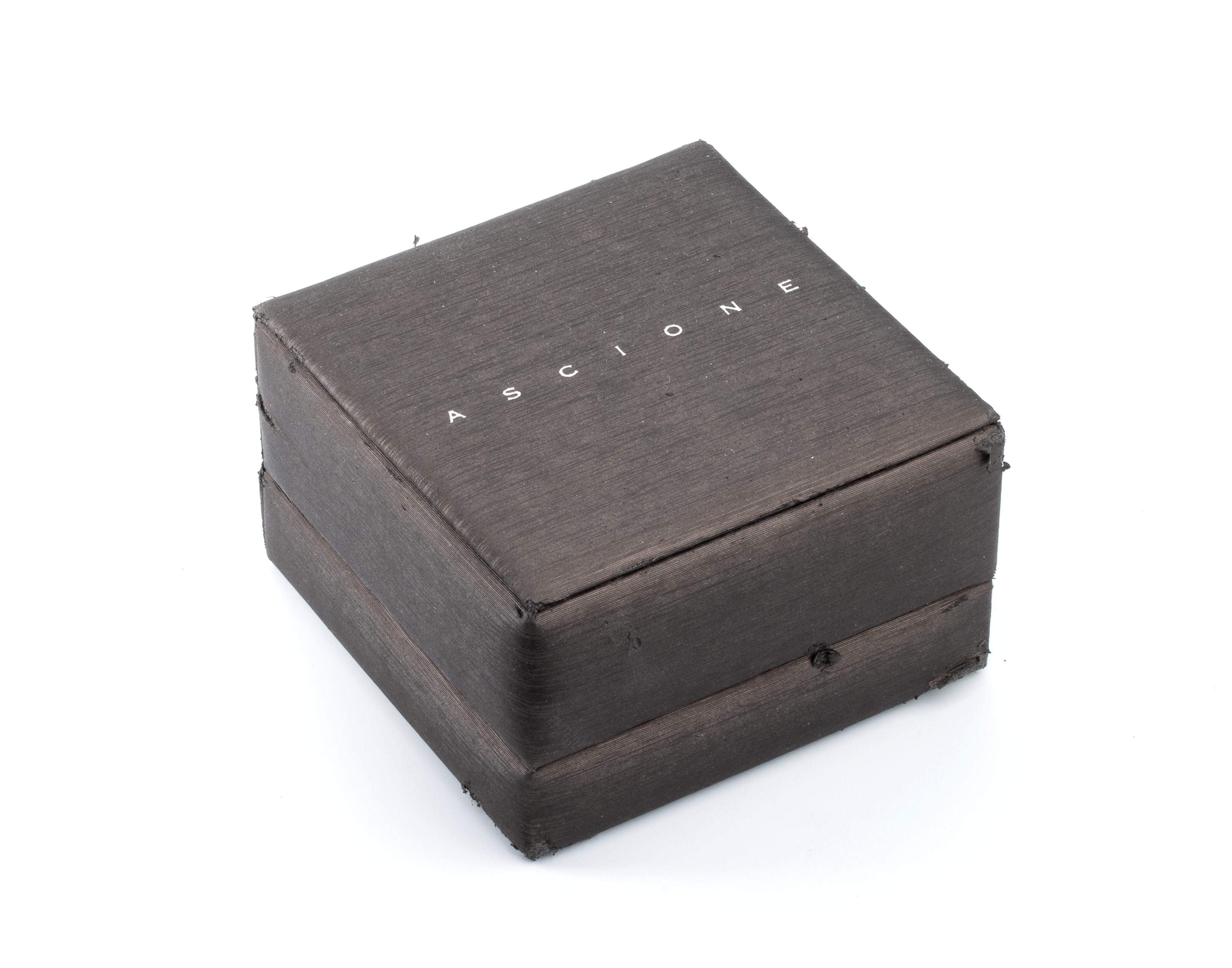 Spilla in oro, corallo cerasuolo e diamanti blu