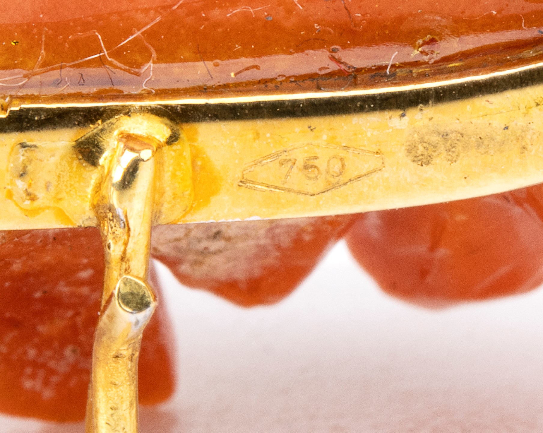 Spilla Floreale in Oro, Corallo Cerasuolo, Diamanti e Smeraldi