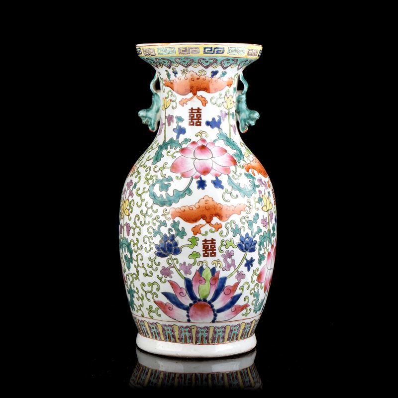 Vaso a Balaustro in Porcellana con Decoro a Smalti Policromi