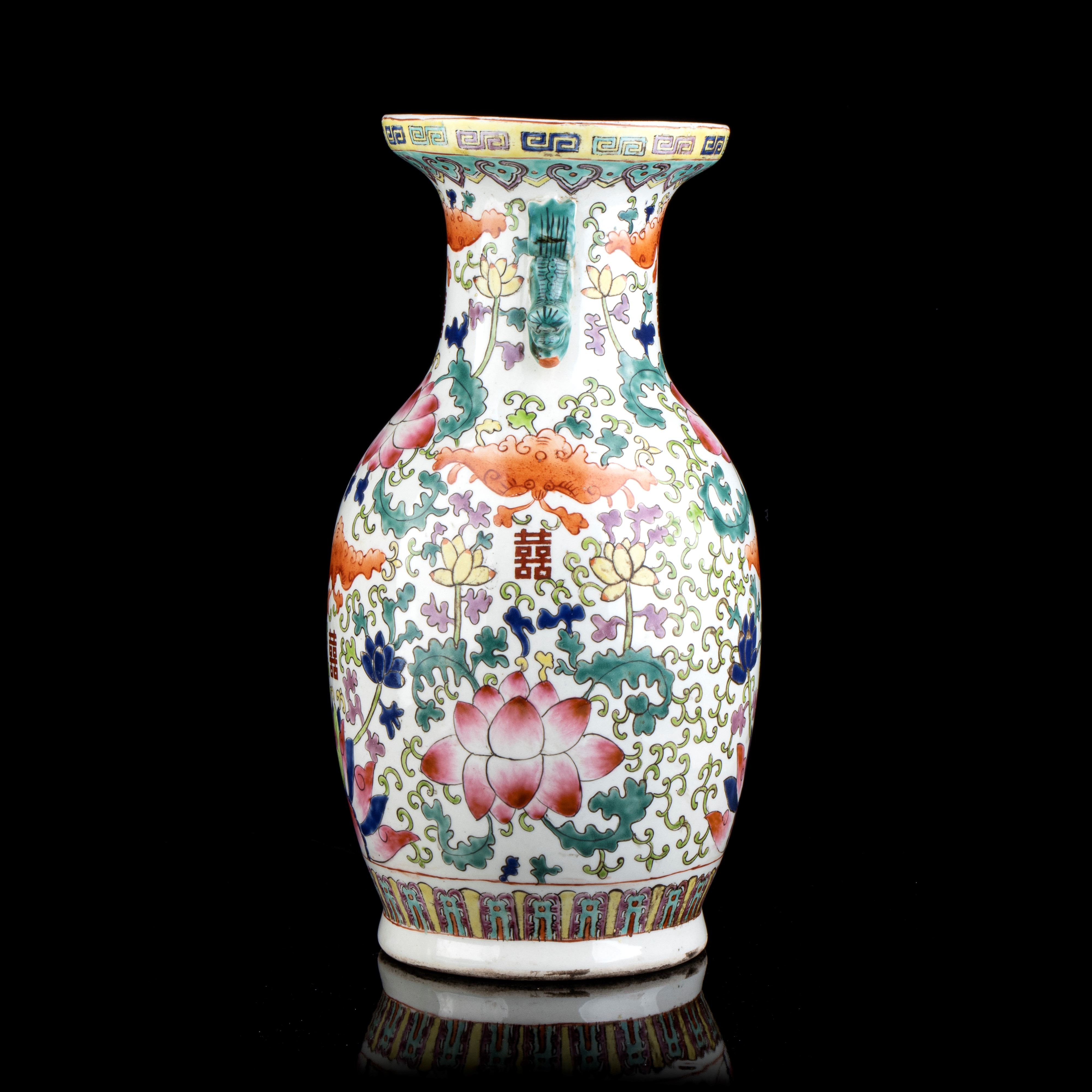 Vaso a Balaustro in Porcellana con Decoro a Smalti Policromi