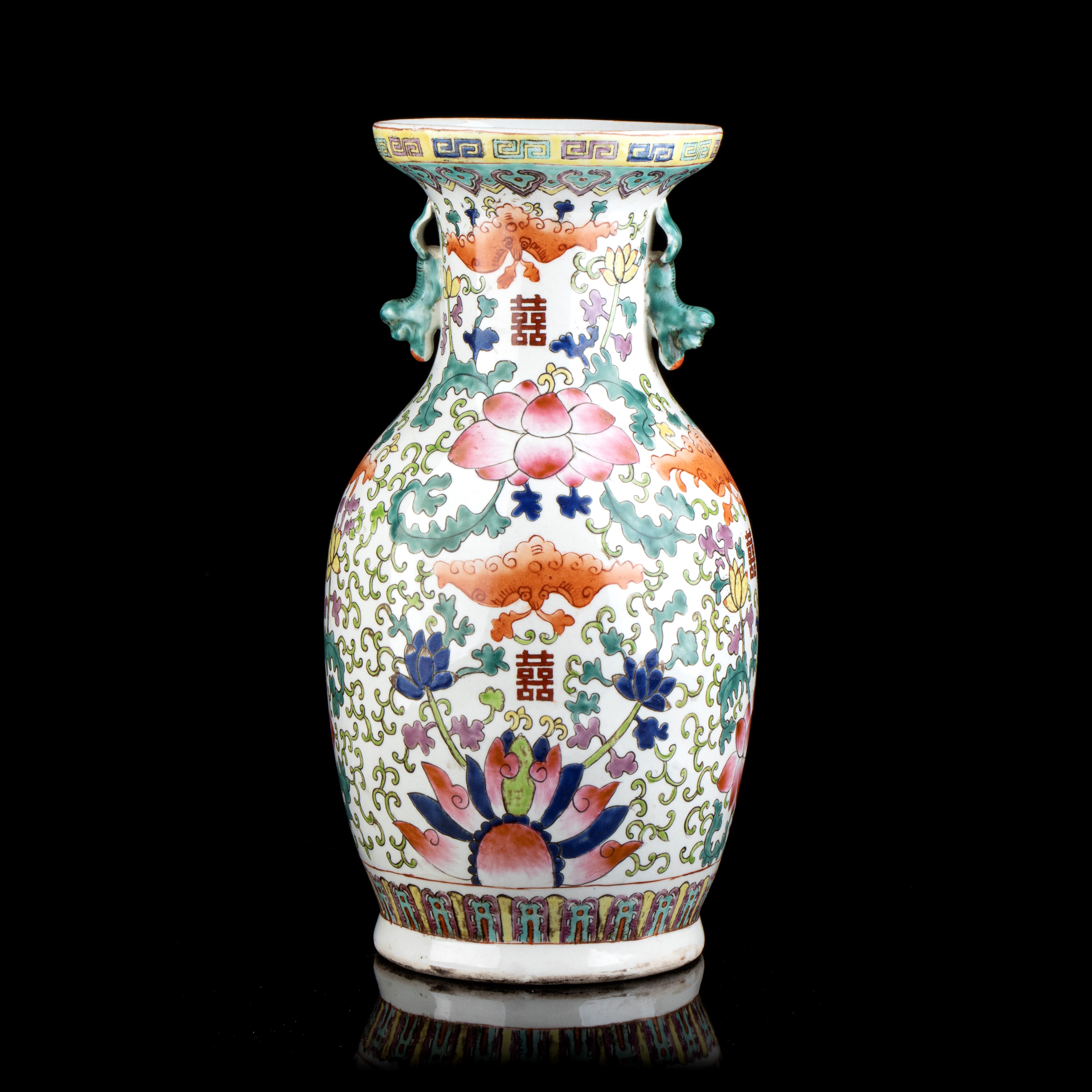 Vaso a Balaustro in Porcellana con Decoro a Smalti Policromi