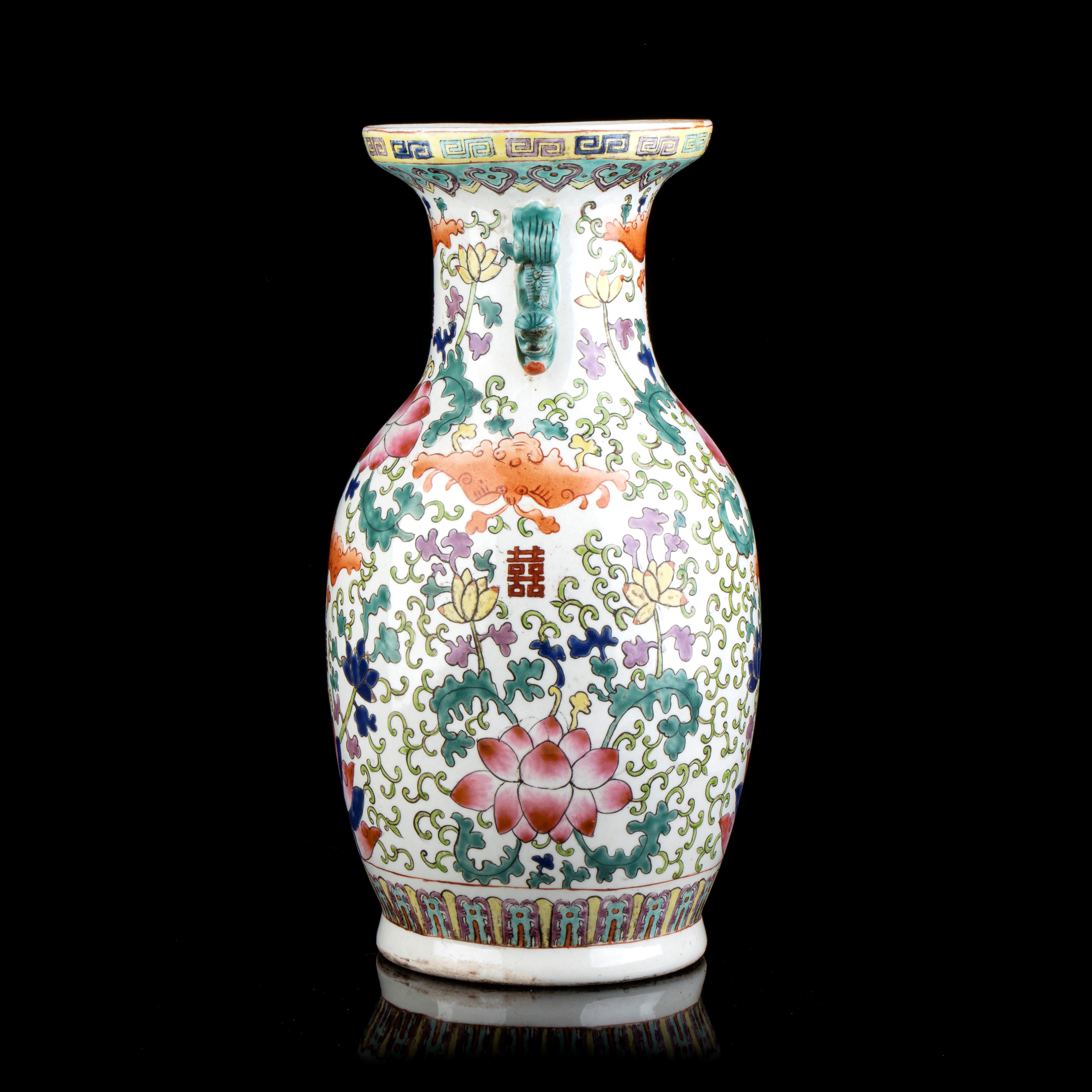 Vaso a Balaustro in Porcellana con Decoro a Smalti Policromi