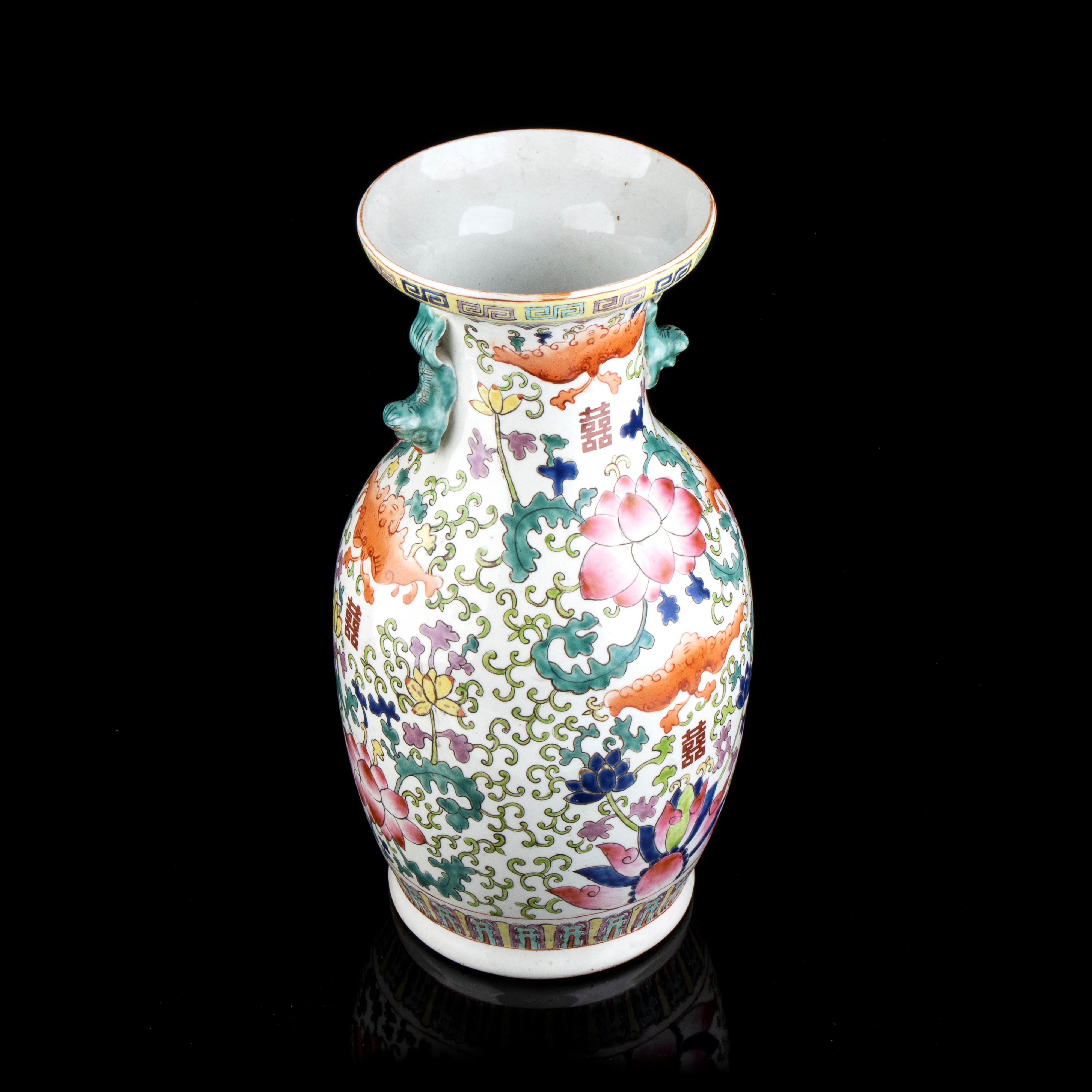 Vaso a Balaustro in Porcellana con Decoro a Smalti Policromi