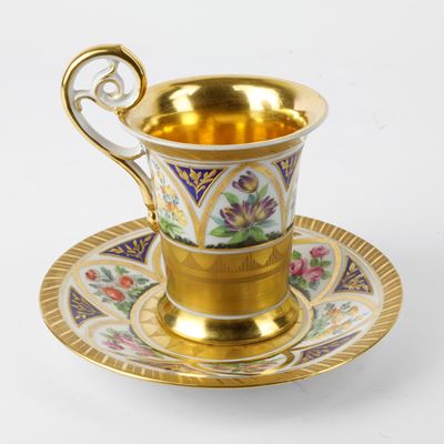 Tazza in Porcellana a Tromba con Ansa a Riccio