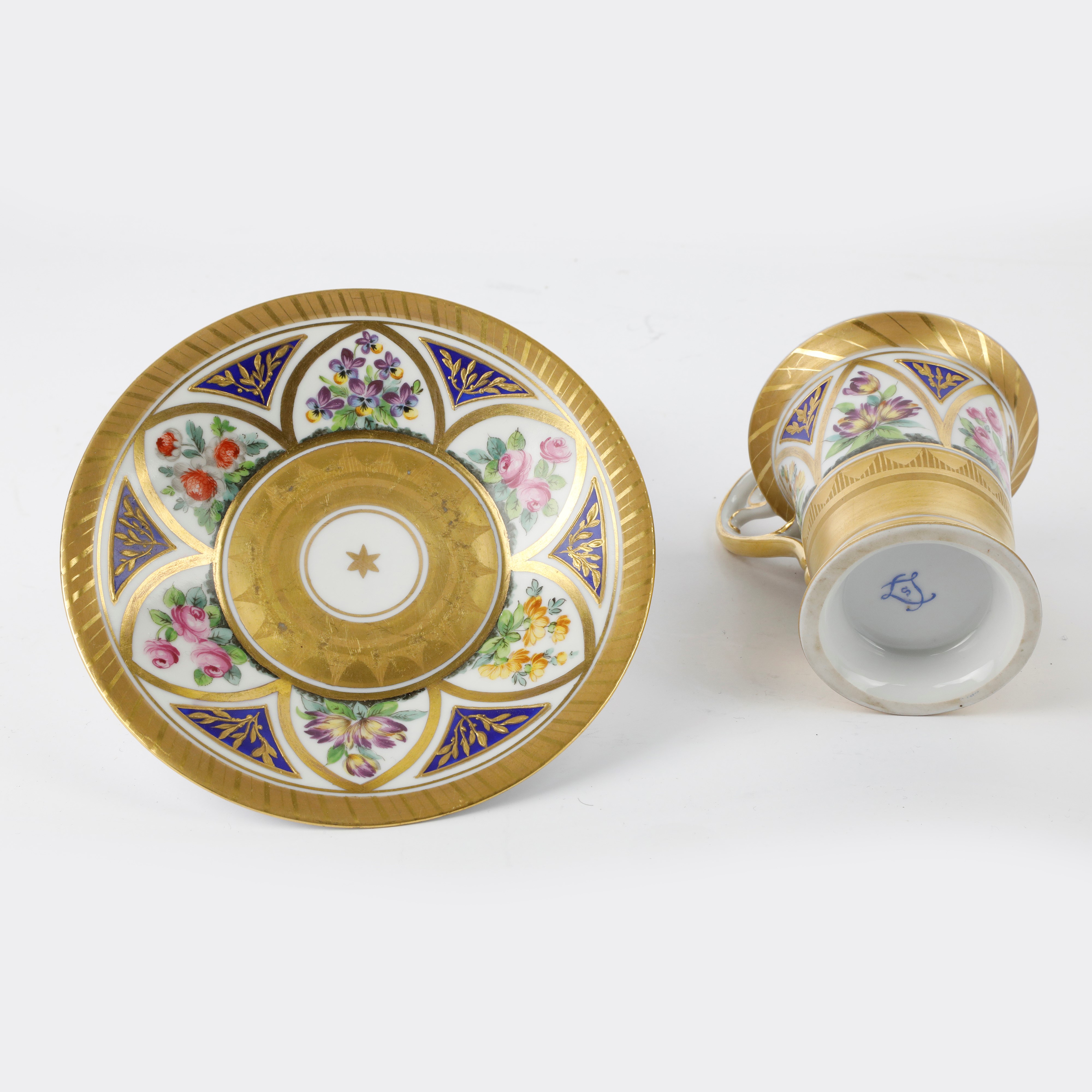 Tazza in Porcellana a Tromba con Ansa a Riccio