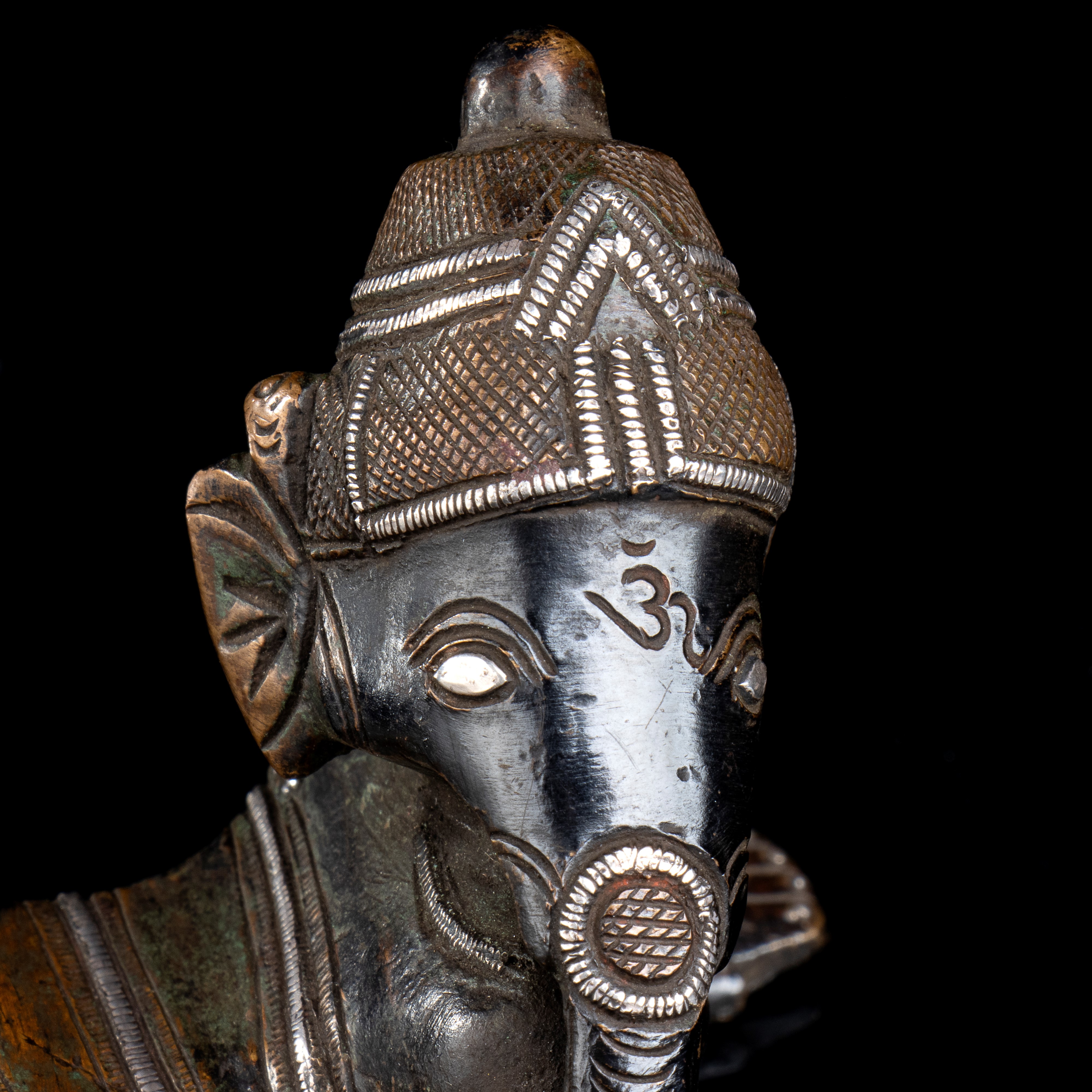 SCULTURA CON GANESHA IN BRONZO AGEMINATO IN ARGENTO