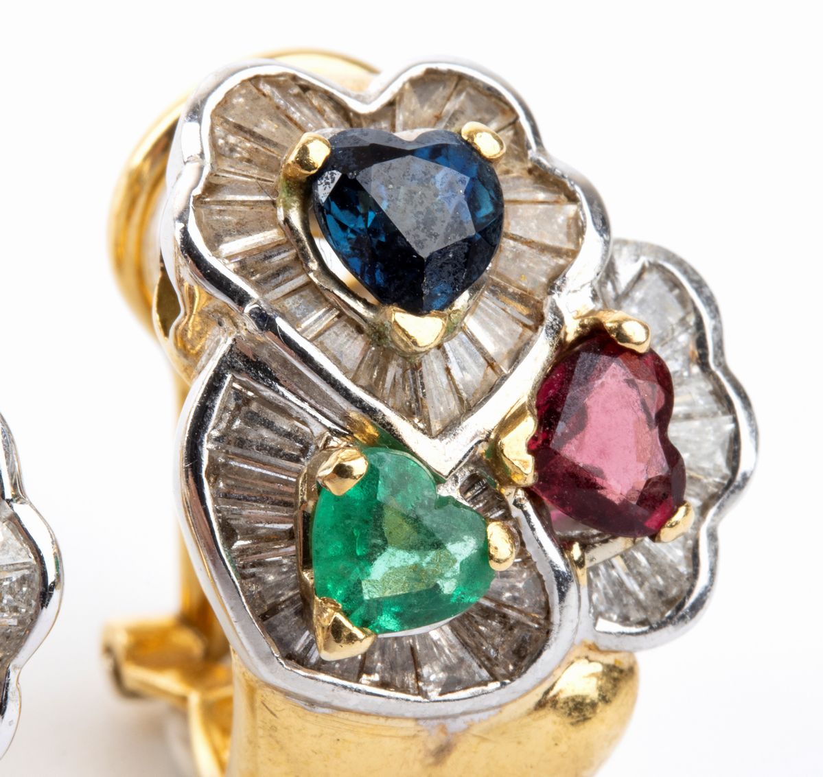 Orecchini in oro, diamanti, zaffiri, smeraldi e rubini