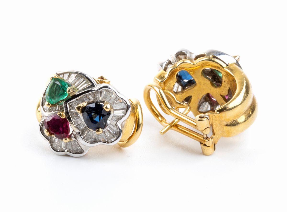 Orecchini in oro, diamanti, zaffiri, smeraldi e rubini