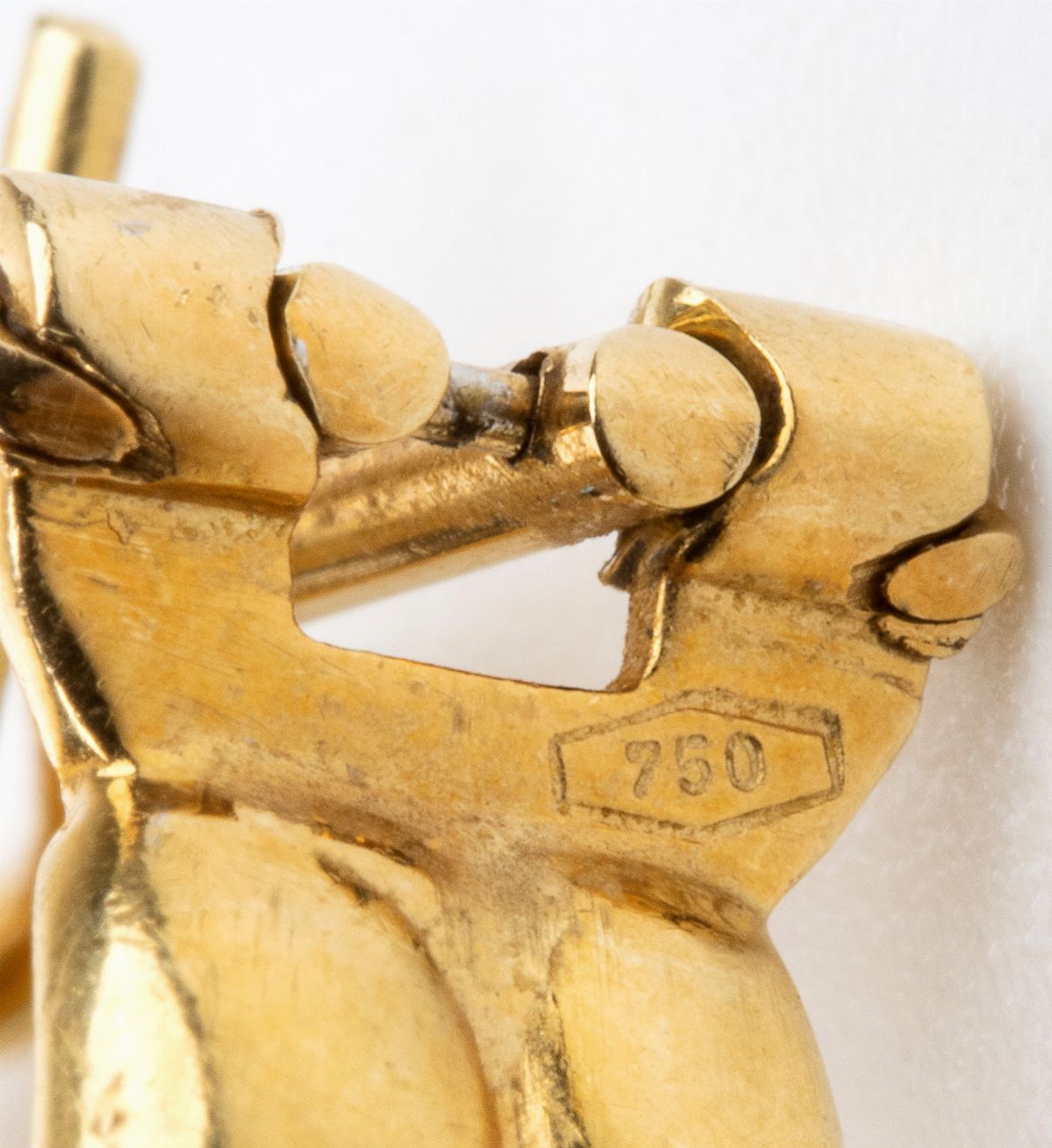 Orecchini in oro, diamanti, zaffiri, smeraldi e rubini