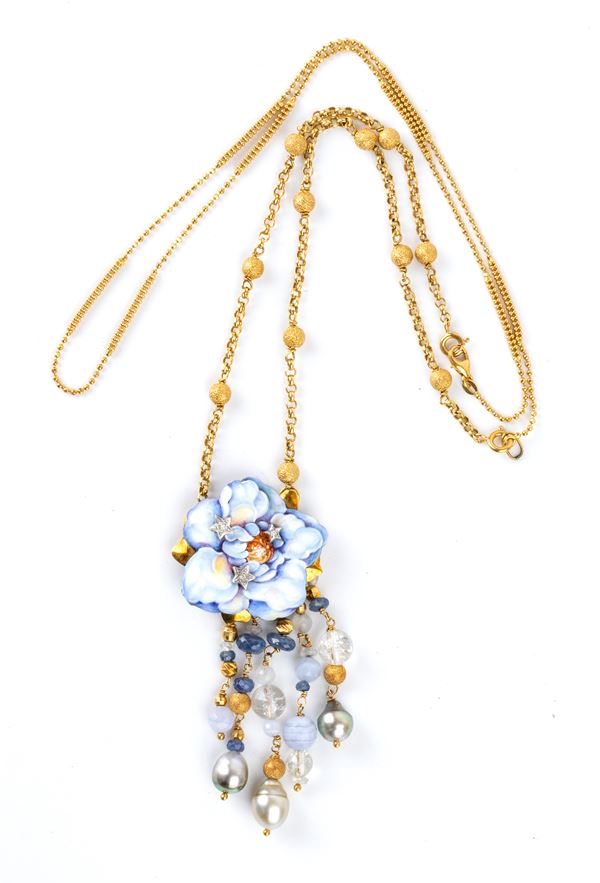 Collana con pendente - spilla a fiore in oro con smalti e diamanti