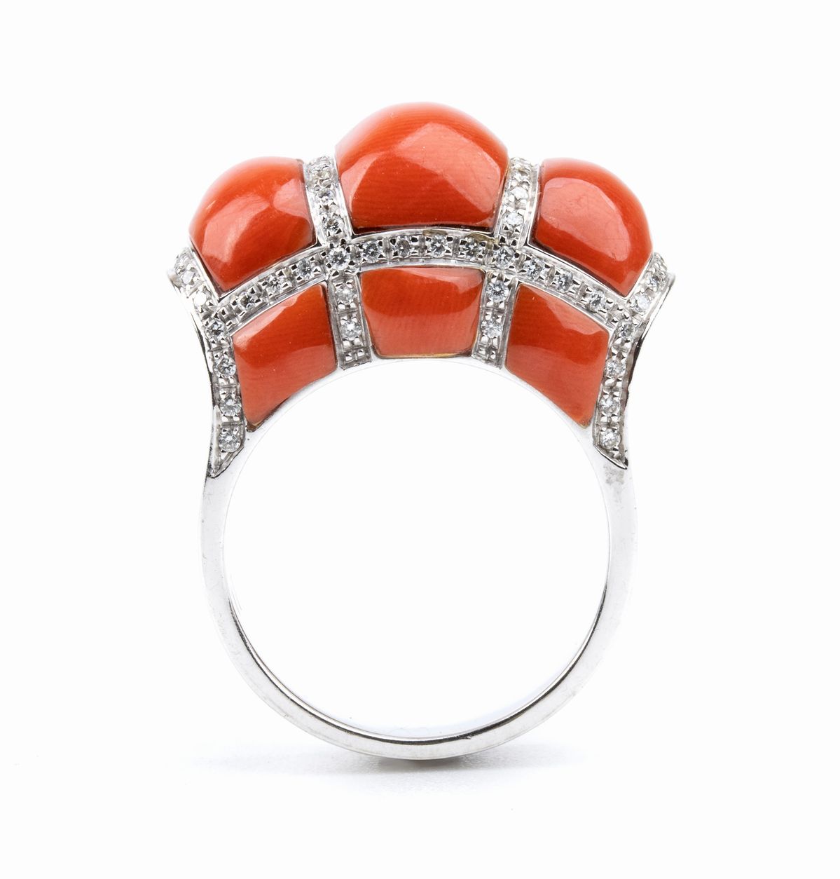 NOVARESE & SANNAZZARO: anello in oro, corallo Mediterraneo e diamanti