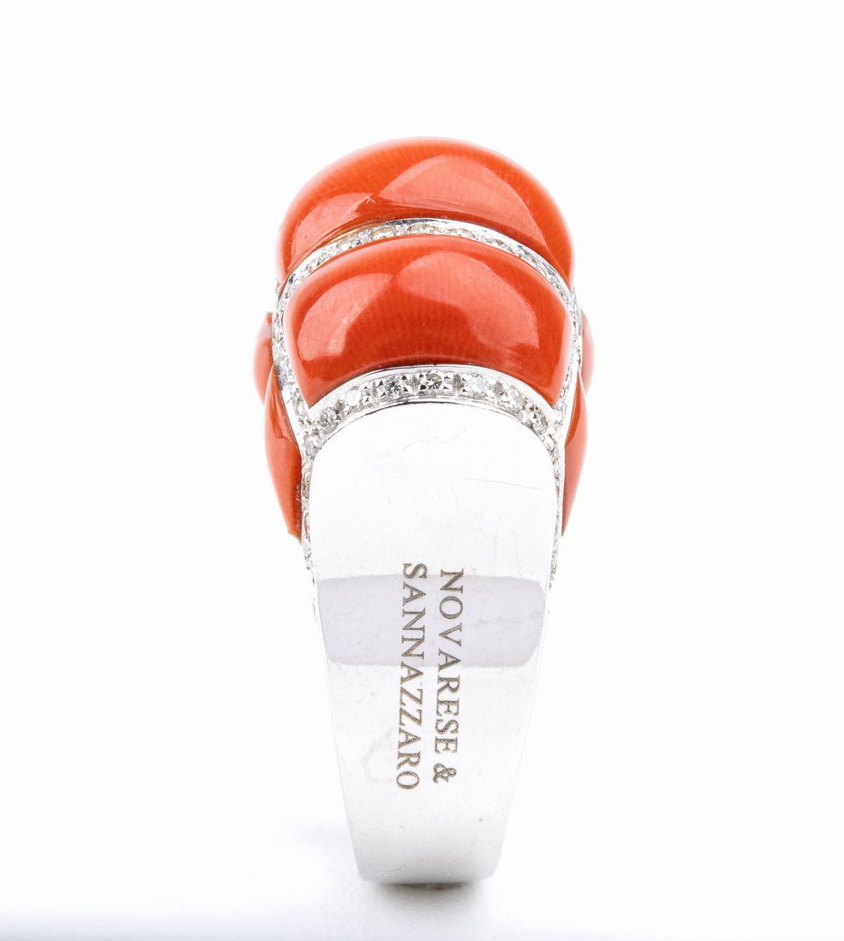 NOVARESE & SANNAZZARO: anello in oro, corallo Mediterraneo e diamanti