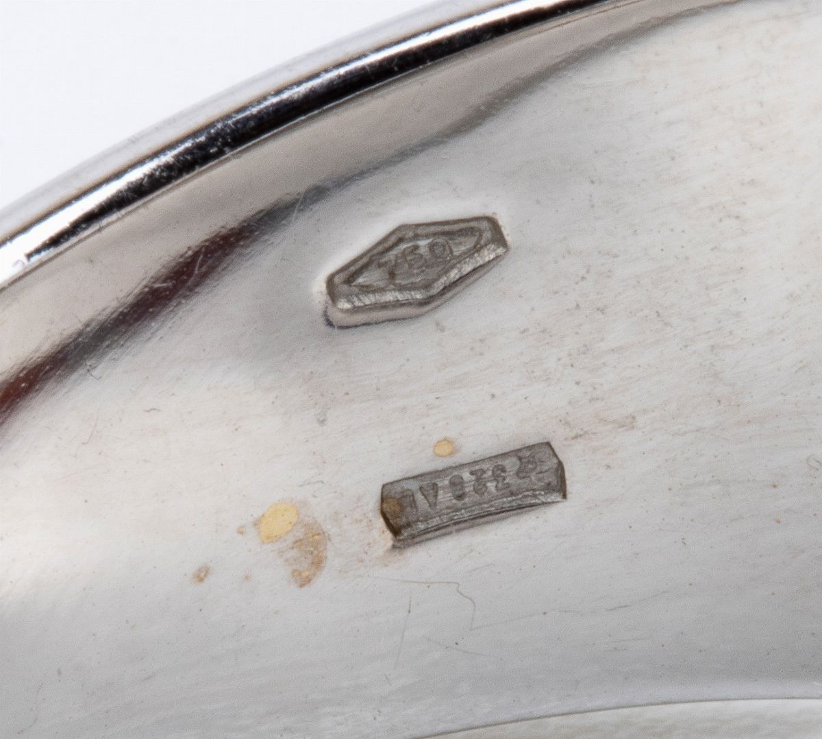 NOVARESE & SANNAZZARO: anello in oro, corallo Mediterraneo e diamanti