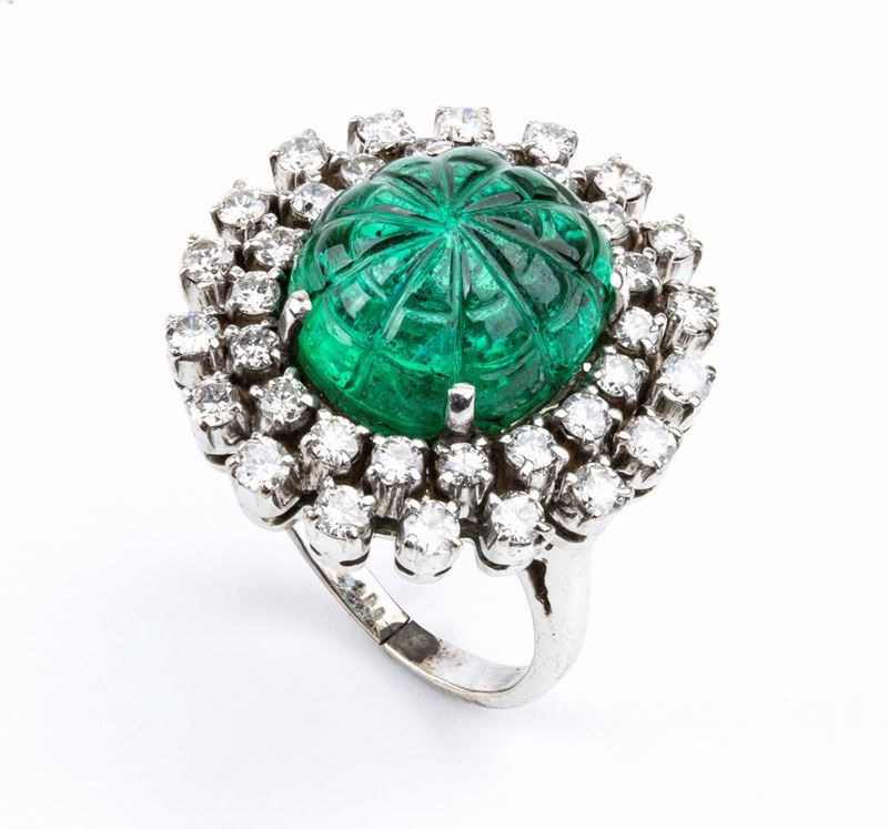 Anello in oro con smeraldo e diamanti