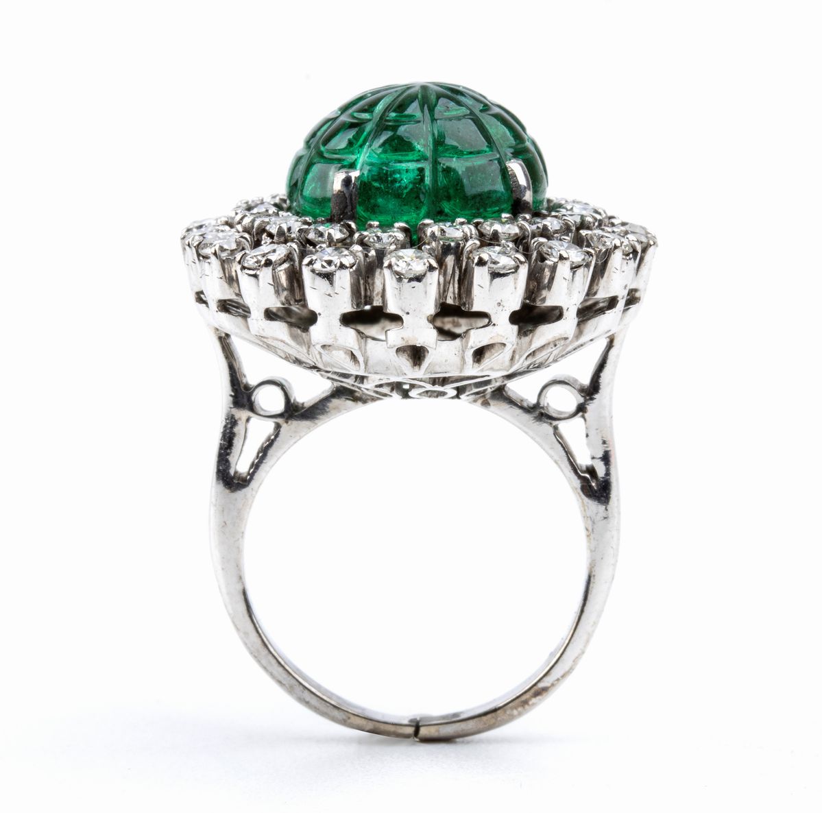 Anello in oro con smeraldo e diamanti