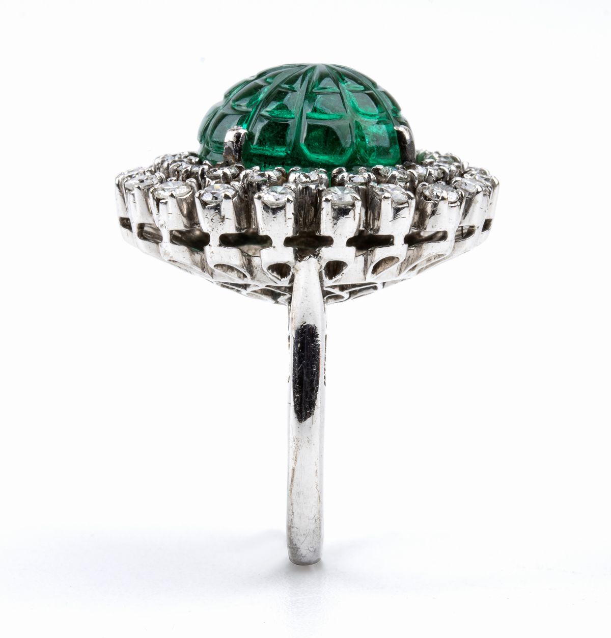 Anello in oro con smeraldo e diamanti