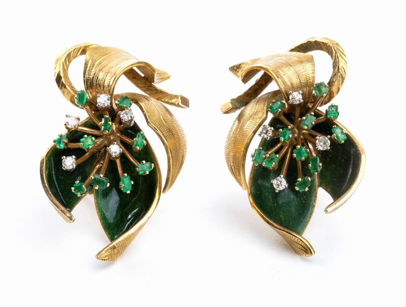 Paio di orecchini in oro, smalto, diamanti e smeraldi