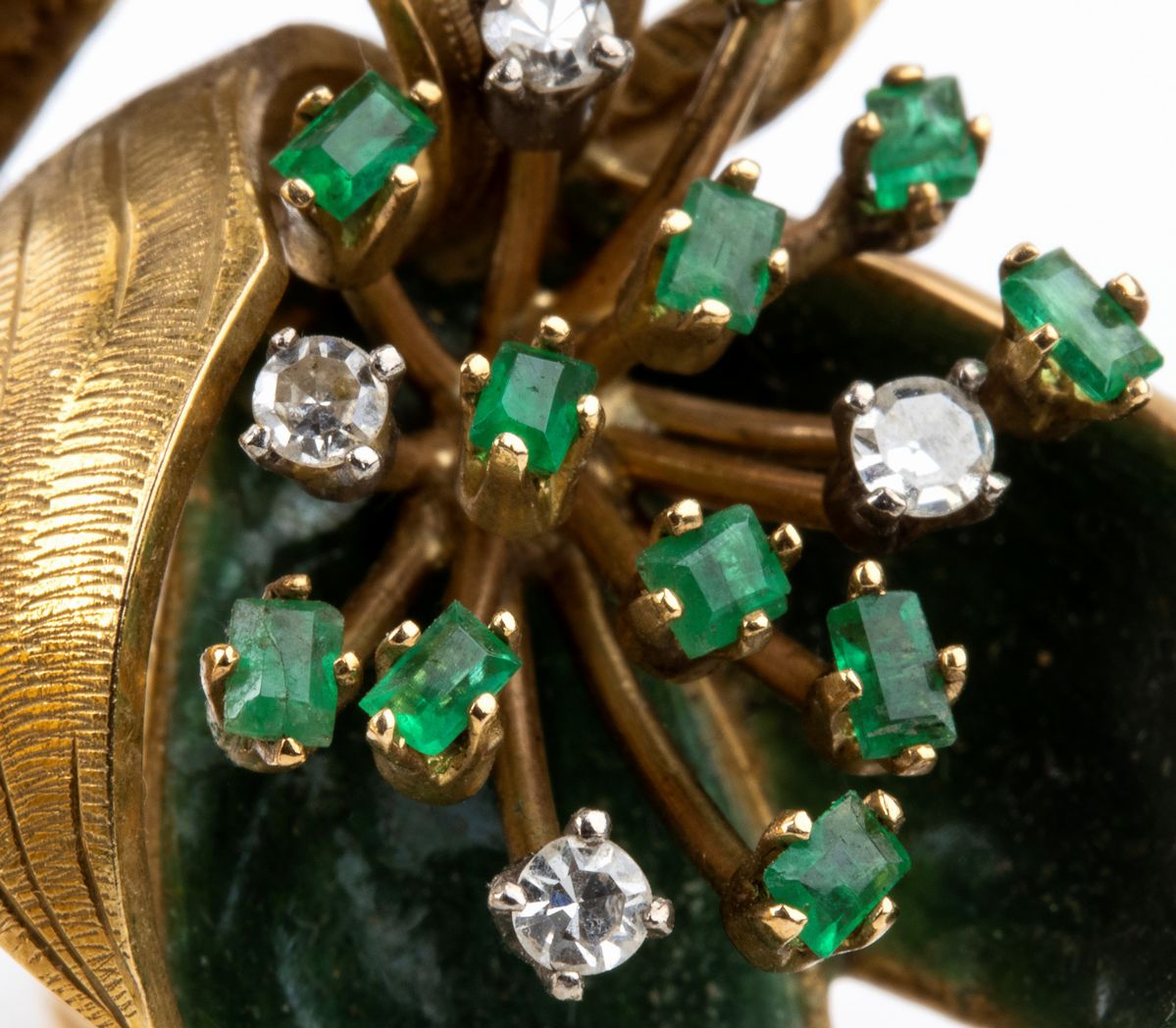 Paio di orecchini in oro, smalto, diamanti e smeraldi