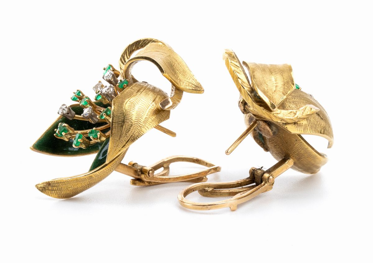 Paio di orecchini in oro, smalto, diamanti e smeraldi