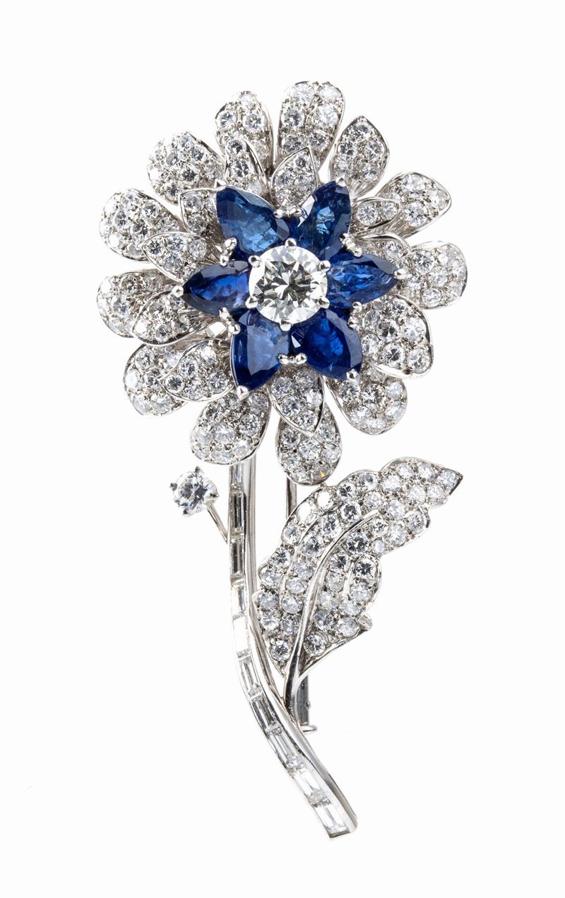 Spilla a fiore in oro con zaffiri e diamanti