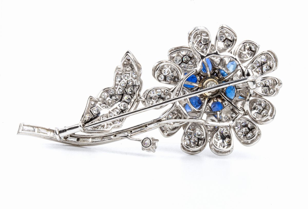 Spilla a fiore in oro con zaffiri e diamanti
