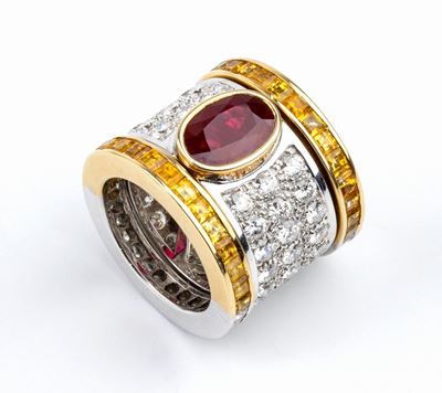 Anello in Oro a Tre Fasce con Rubino Centrale, Zaffiri Gialli e Diamanti