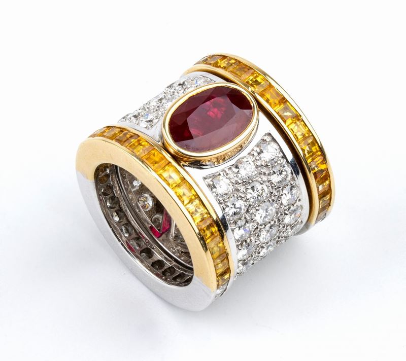 Anello in Oro a Tre Fasce con Rubino Centrale, Zaffiri Gialli e Diamanti