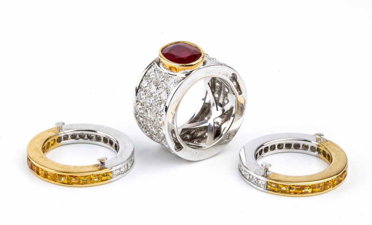 Anello in Oro a Tre Fasce con Rubino Centrale, Zaffiri Gialli e Diamanti