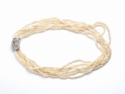 Collana a Sei Fili di Perle di Fiume con Fermezza in Oro e Diamanti