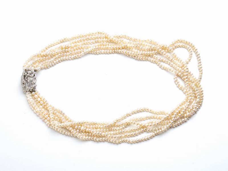 Collana a Sei Fili di Perle di Fiume con Fermezza in Oro e Diamanti