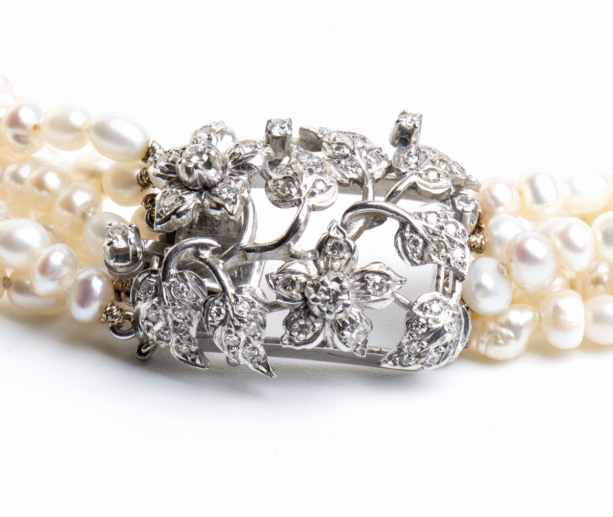 Collana a Sei Fili di Perle di Fiume con Fermezza in Oro e Diamanti