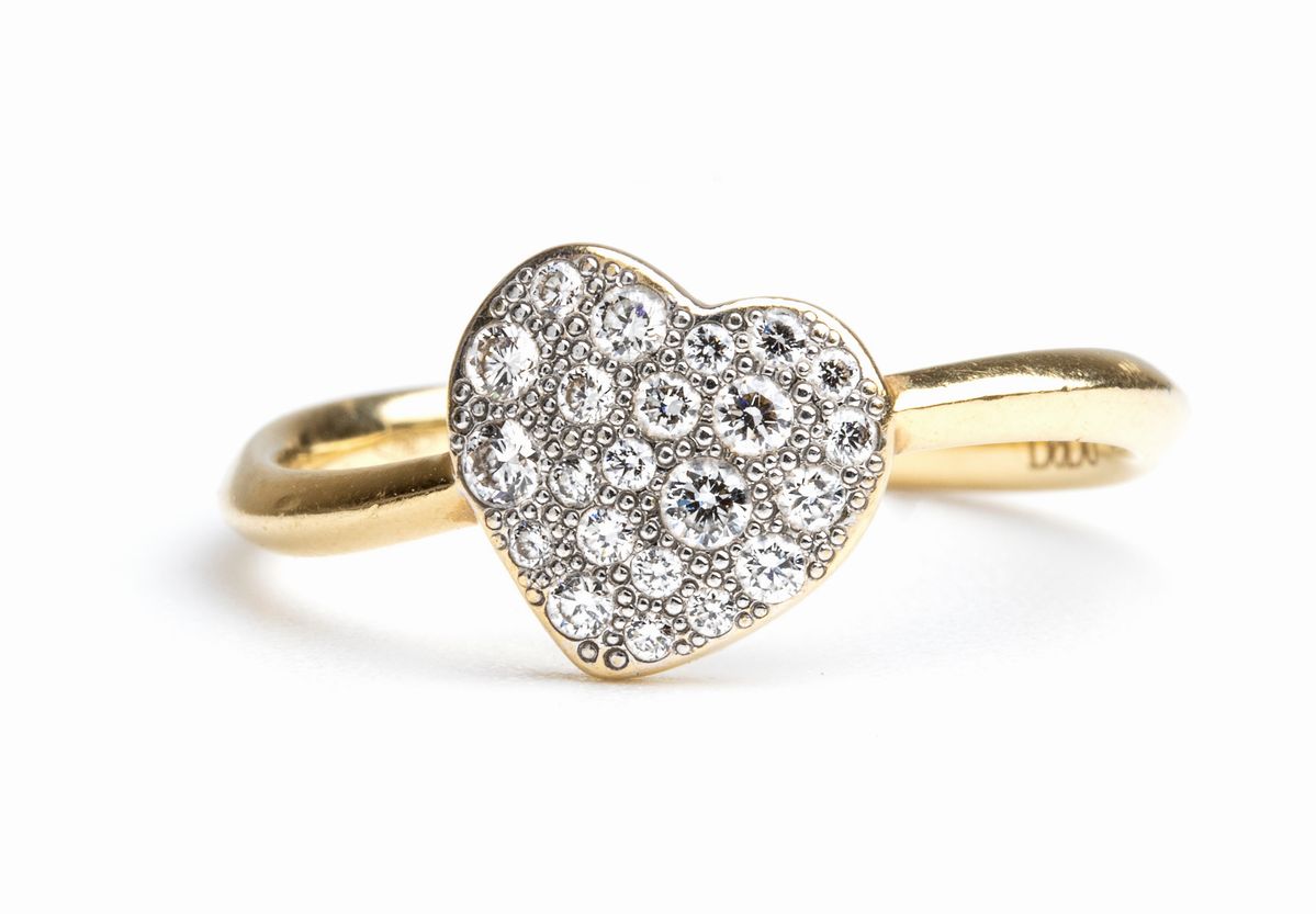 POMELLATO, collezione Dodo: anello in oro con motivo a cuore in pavé di diamanti