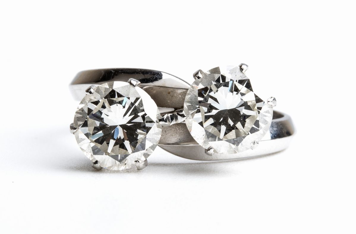 Anello Contrarie' in Oro e Diamanti