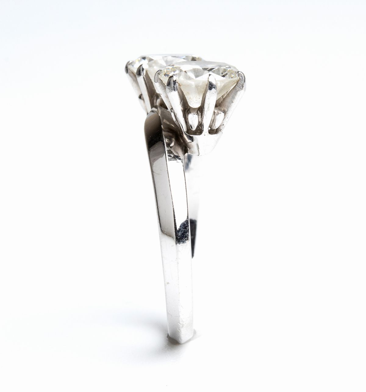 Anello Contrarie' in Oro e Diamanti