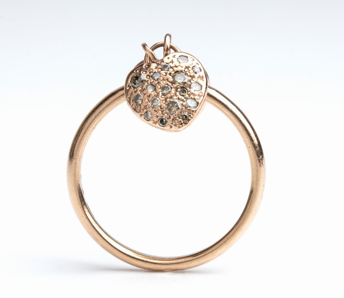 POMELLATO, collezione Dodo: Anello in oro rosa con due pendenti a forma di cuore con diamanti