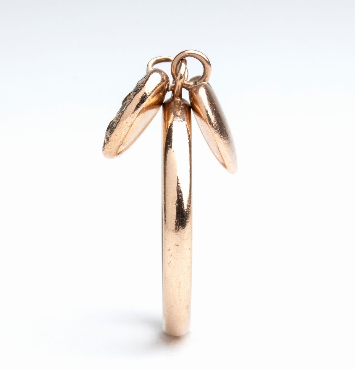 POMELLATO, collezione Dodo: Anello in oro rosa con due pendenti a forma di cuore con diamanti