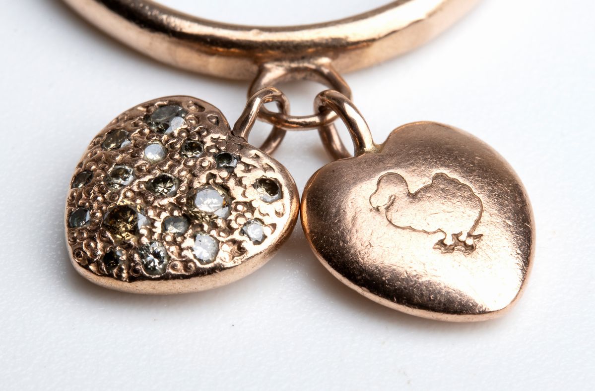 POMELLATO, collezione Dodo: Anello in oro rosa con due pendenti a forma di cuore con diamanti