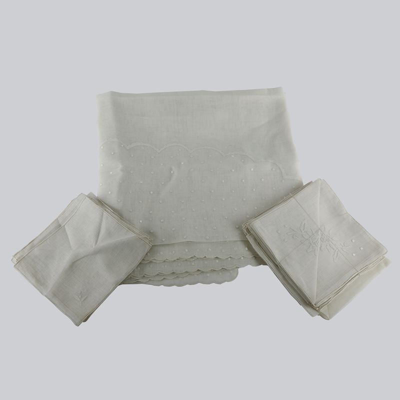 Tovaglia in Lino Bianco con Ricamo Floreale e Pallini