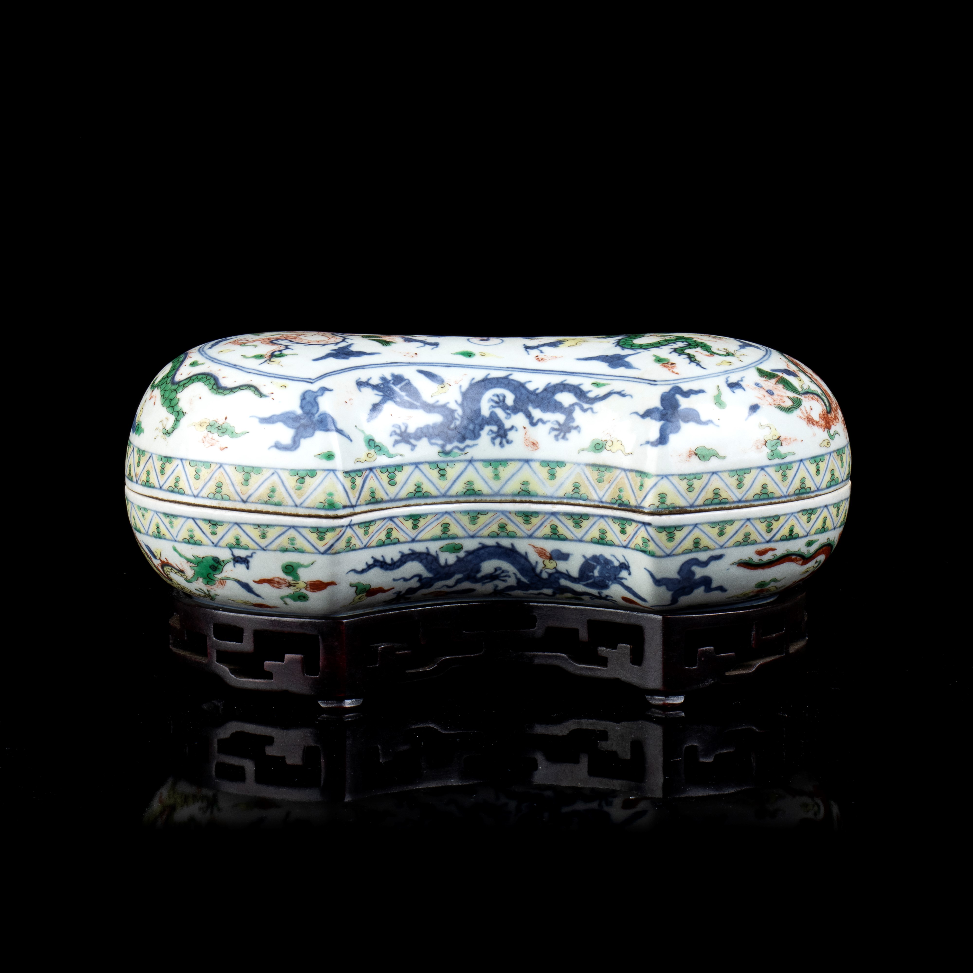 SCATOLA CON COPERCHIO IN PORCELLANA CON DECORO A SMALTI WUCAI