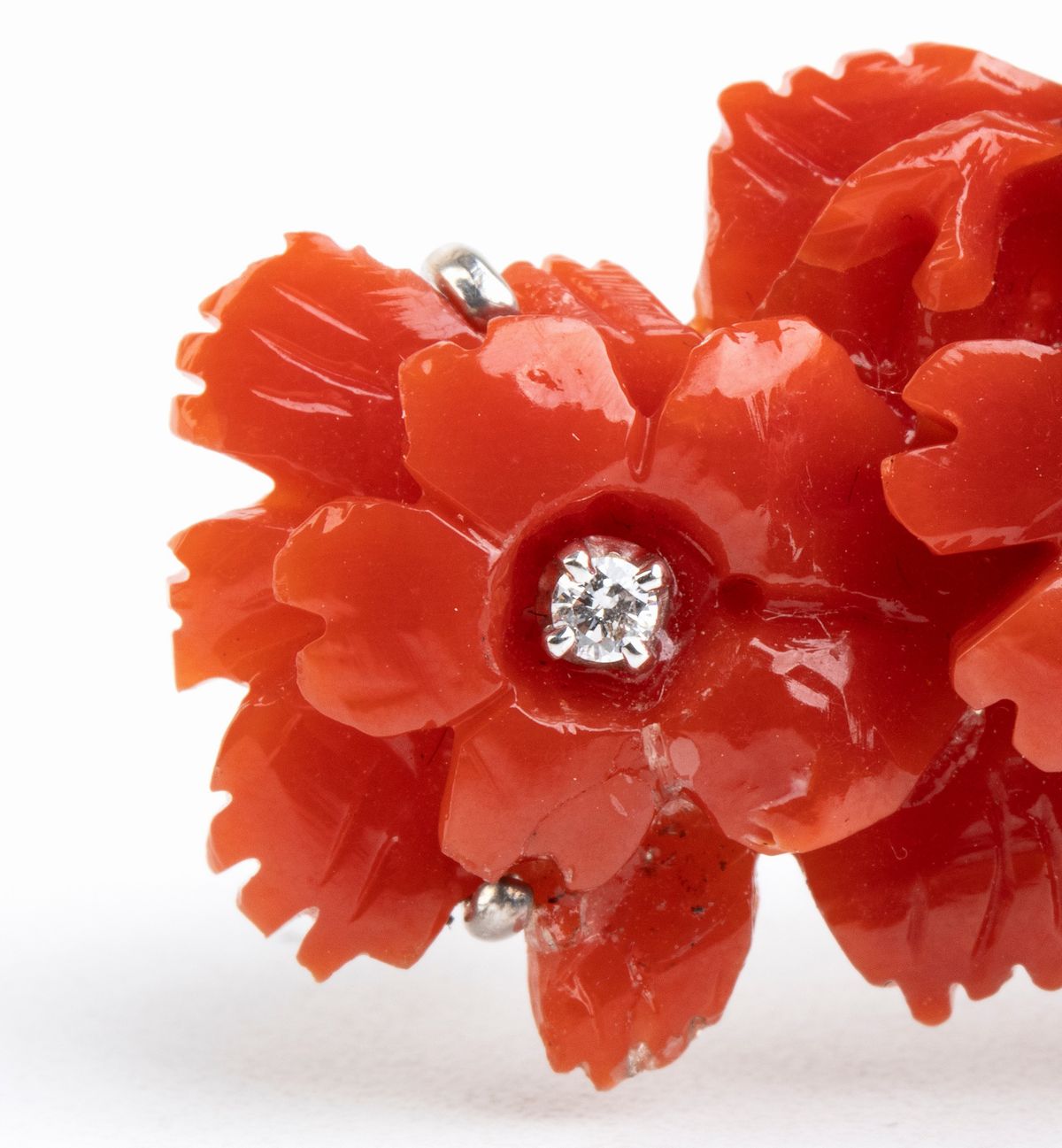 ASCIONE: spilla in oro con fiori in corallo Cerasuolo e diamanti