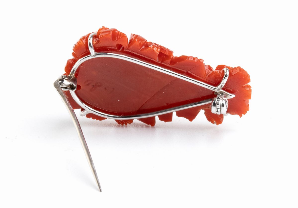 ASCIONE: spilla in oro con fiori in corallo Cerasuolo e diamanti