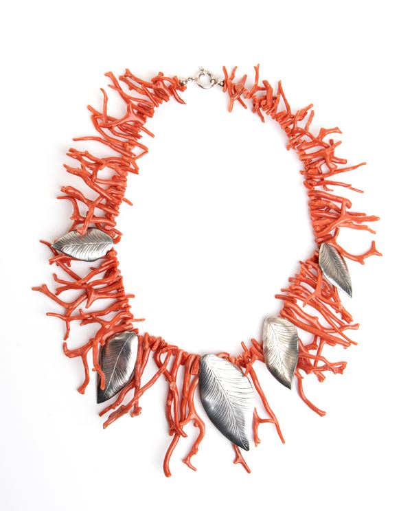 ASCIONE: girocollo con frangia in rametti di corallo Mediterraneo e foglie in argento
