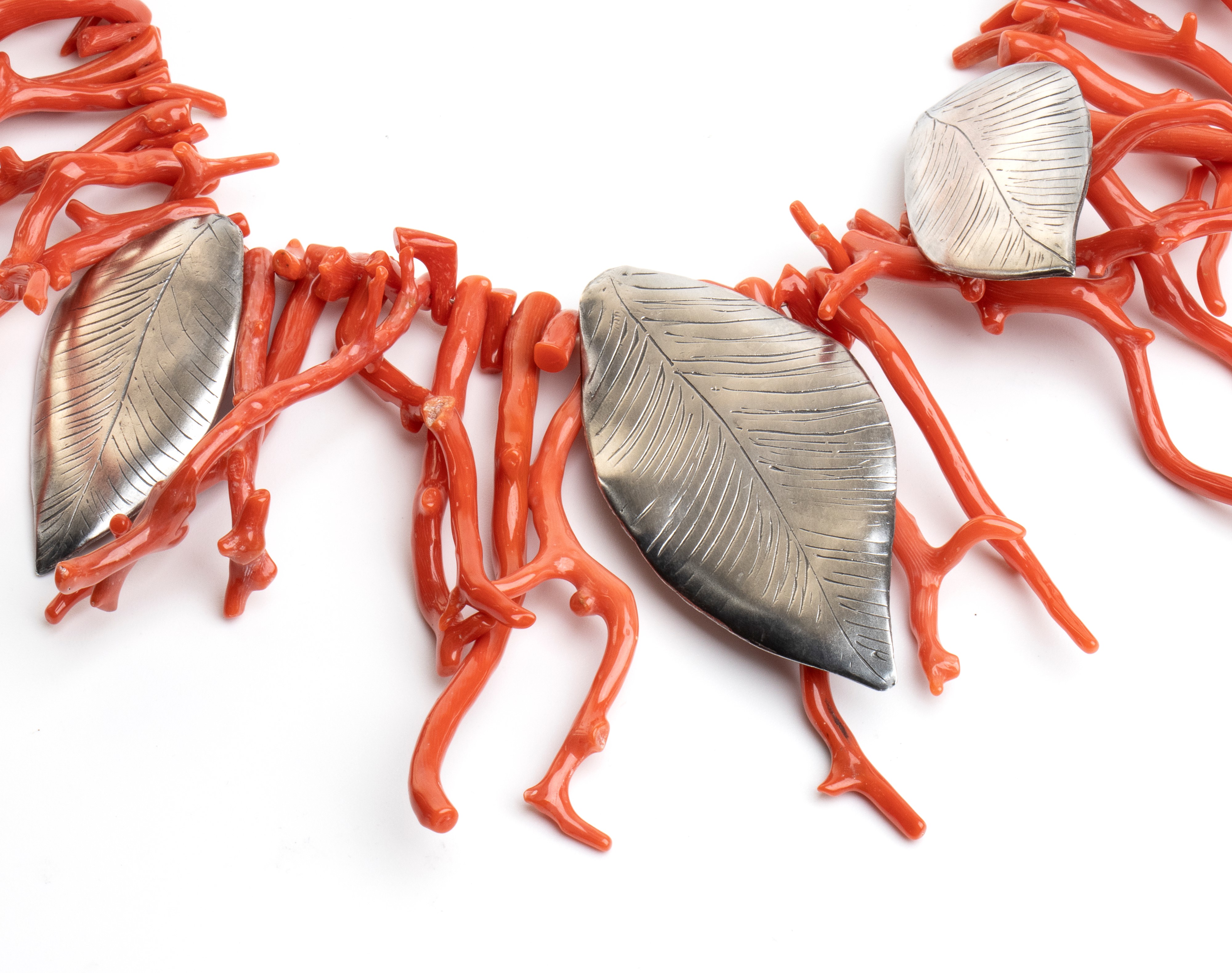 ASCIONE: girocollo con frangia in rametti di corallo Mediterraneo e foglie in argento