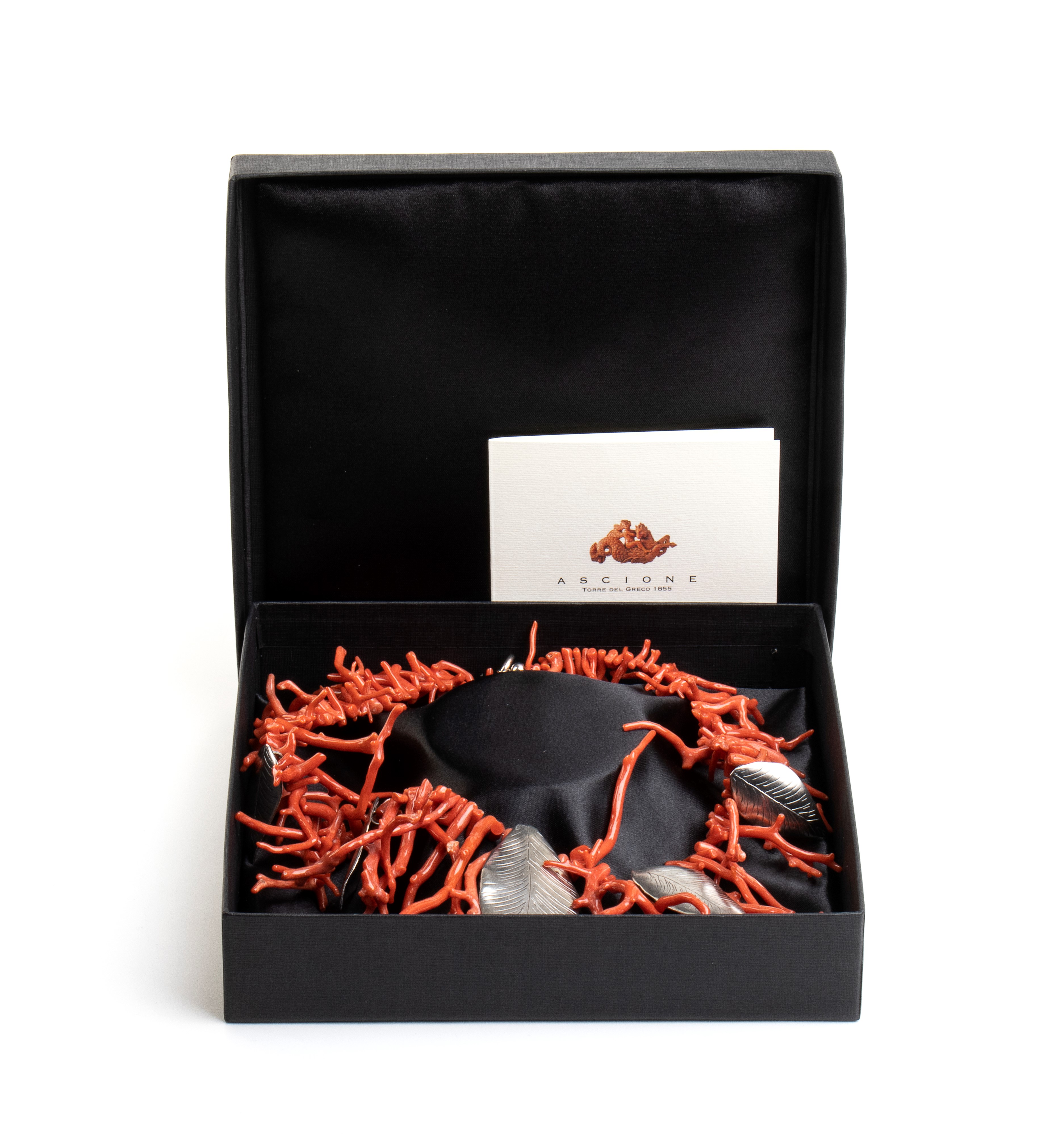 ASCIONE: girocollo con frangia in rametti di corallo Mediterraneo e foglie in argento