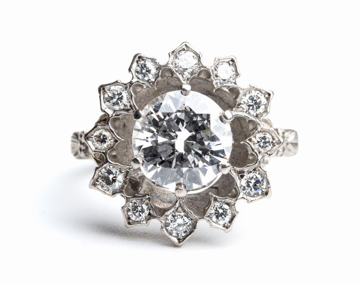 Anello in oro con diamante centrale circa 1.70 ct