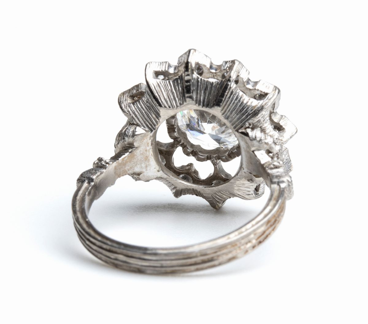 Anello in oro con diamante centrale circa 1.70 ct